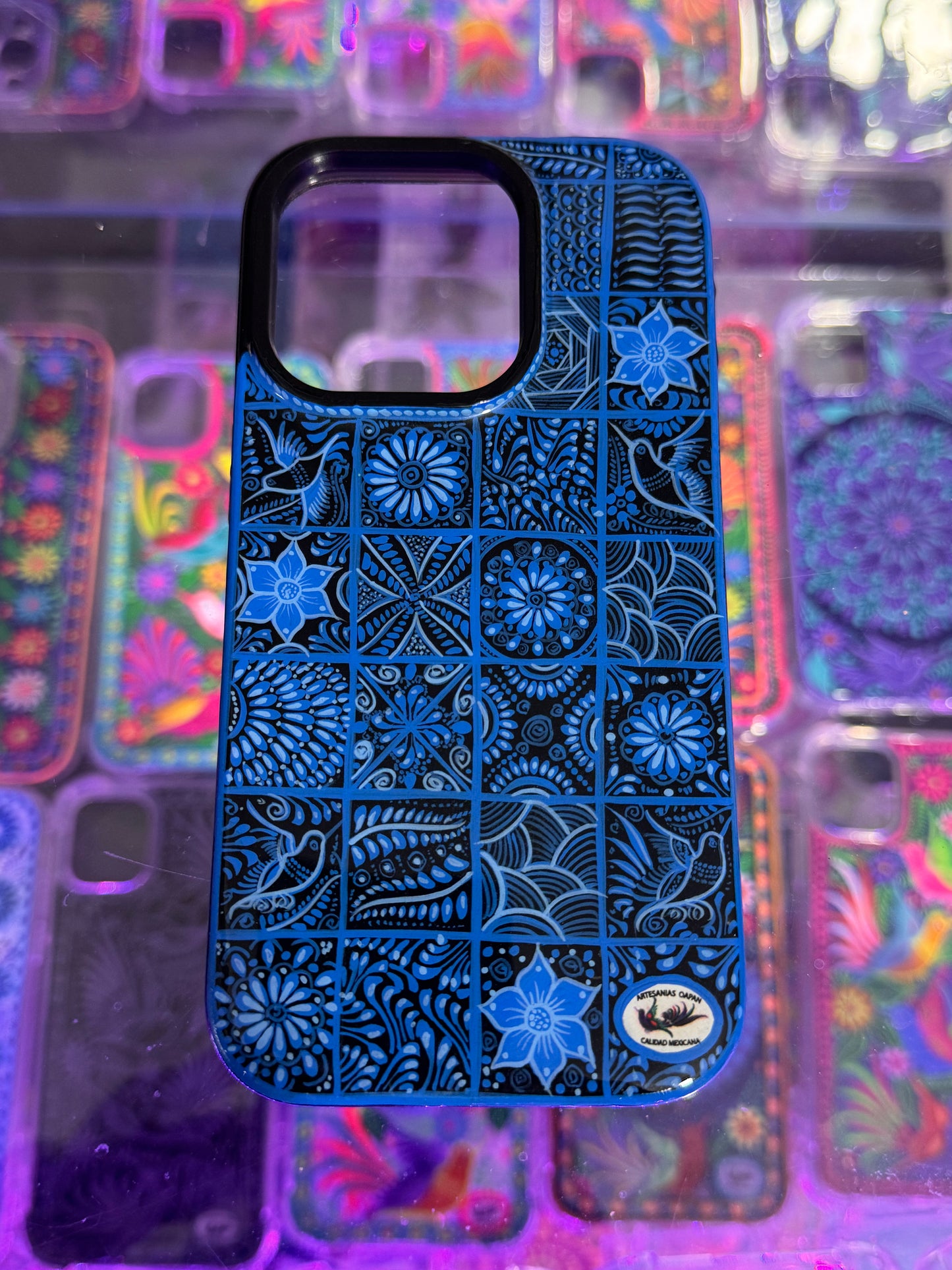 Diseño estilo Talavera azul fondo negro para iPhone