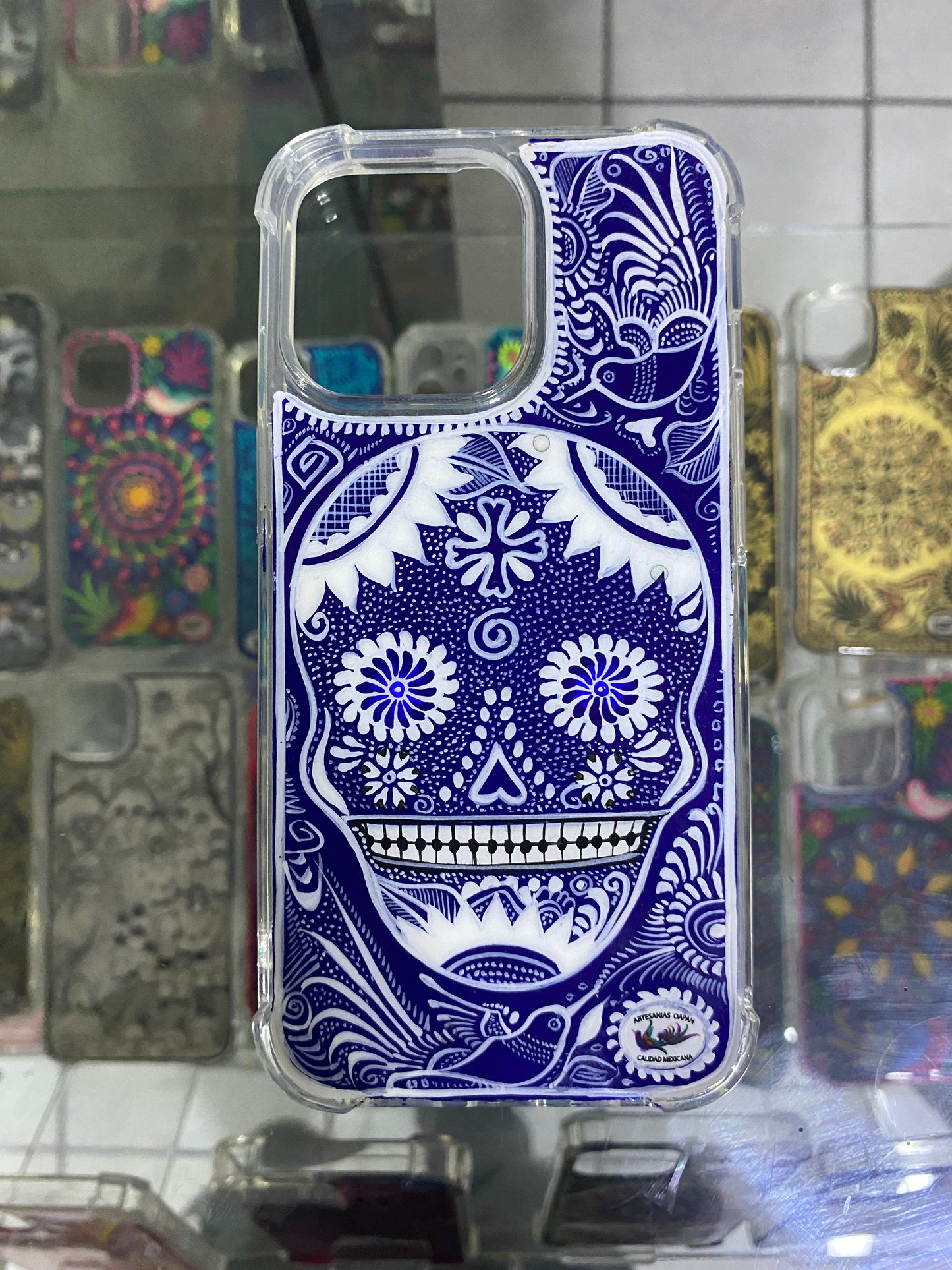 diseño calavera blanca fondo azul para iPhone