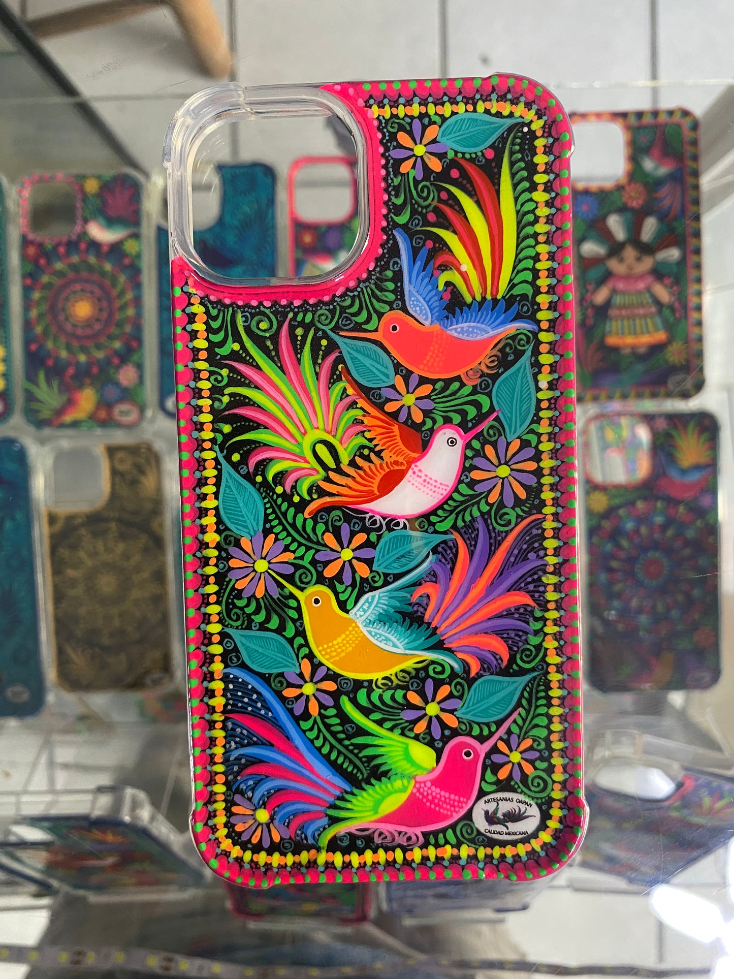diseño colibríes coloridos en fondo negro para iPhone